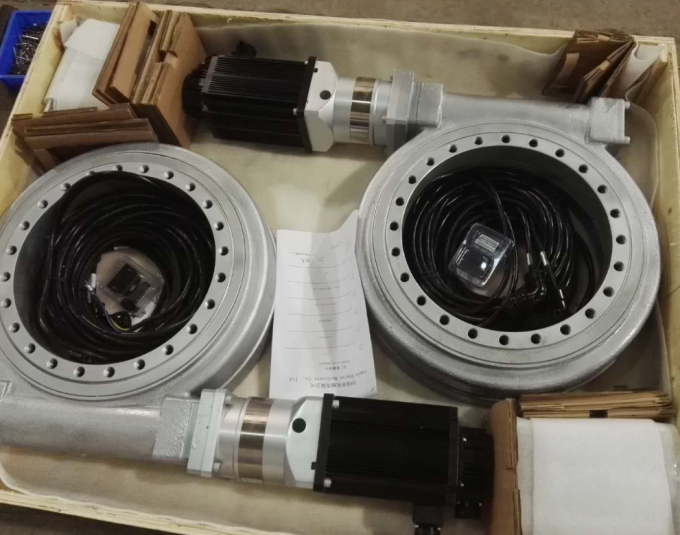 SE14 Enclosed Housing IP66 Worm Gear Slew Drive With 24V DC Motors For